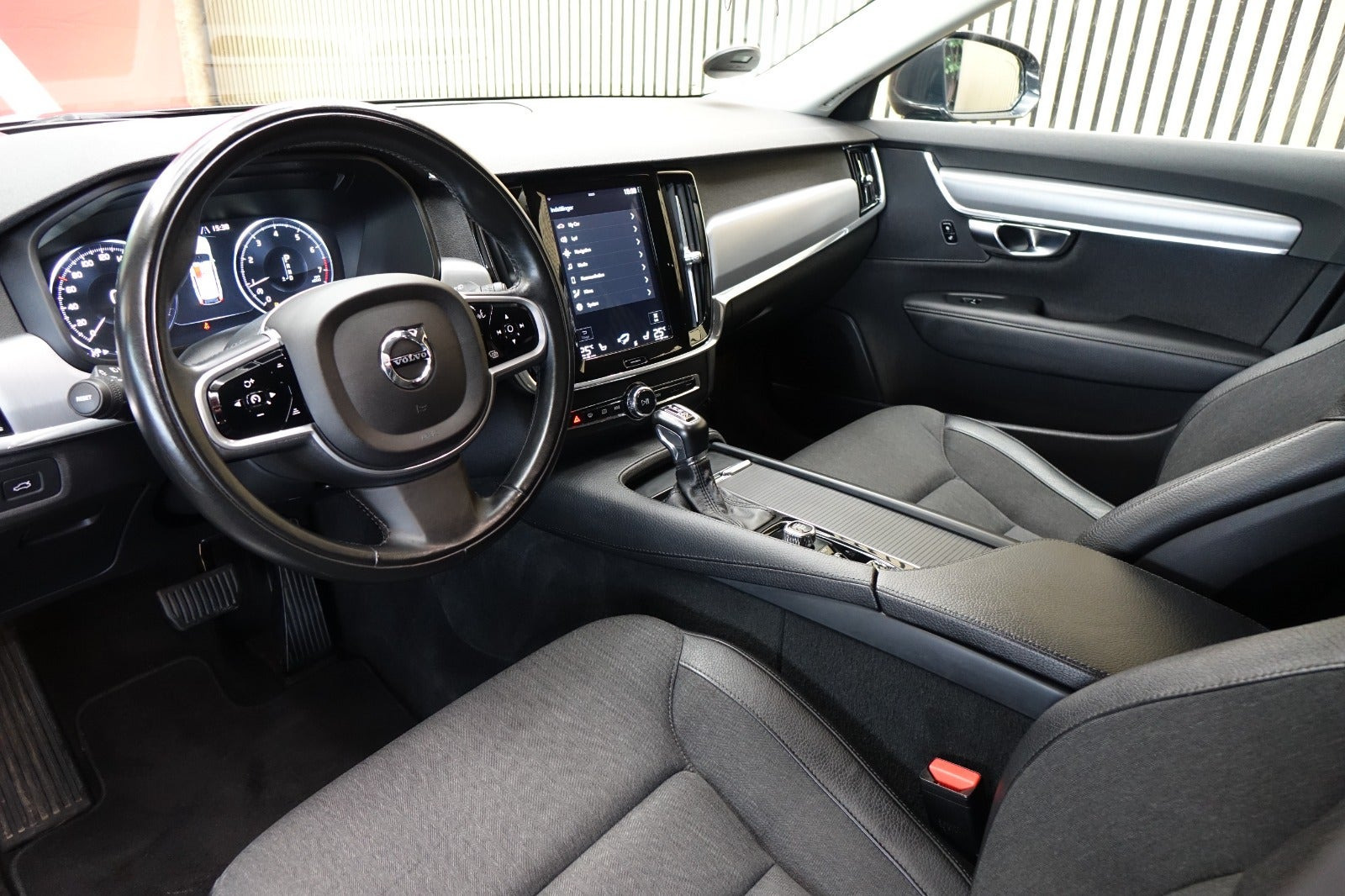 Grå Volvo V90 fra 2018