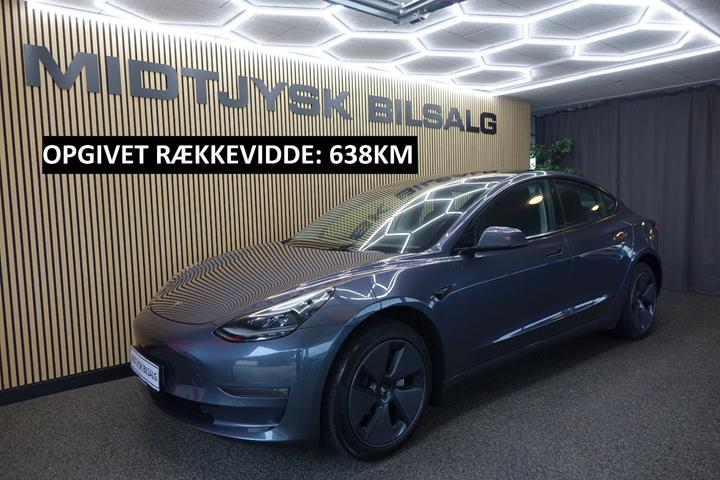 Grå Tesla Model 3 fra 2023