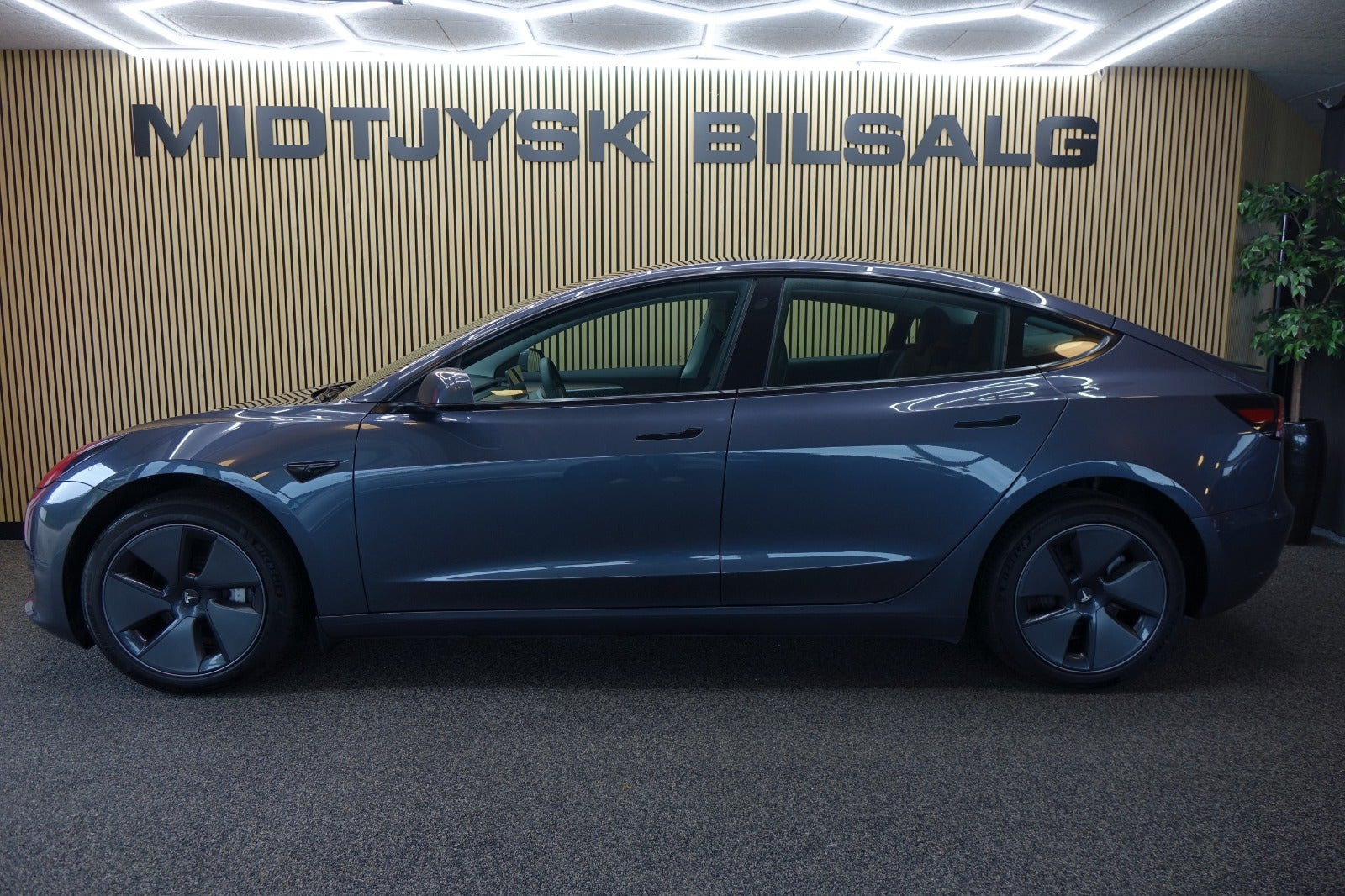 Grå Tesla Model 3 fra 2023