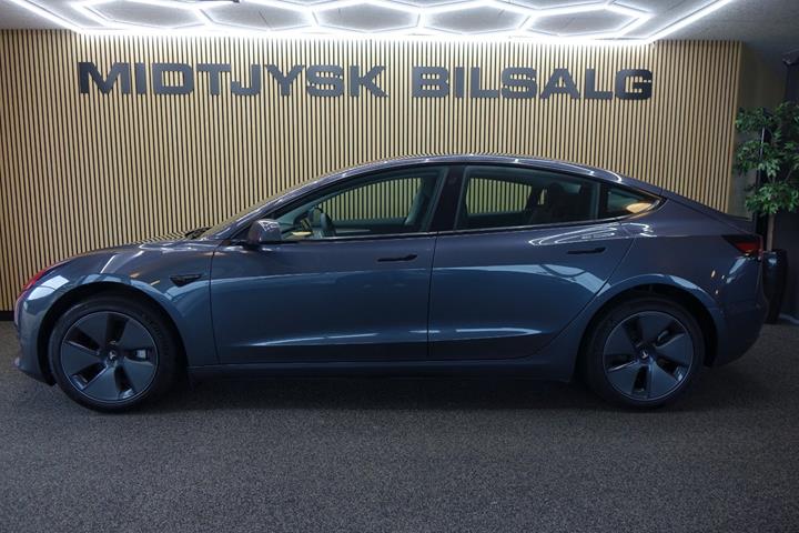 Grå Tesla Model 3 fra 2023