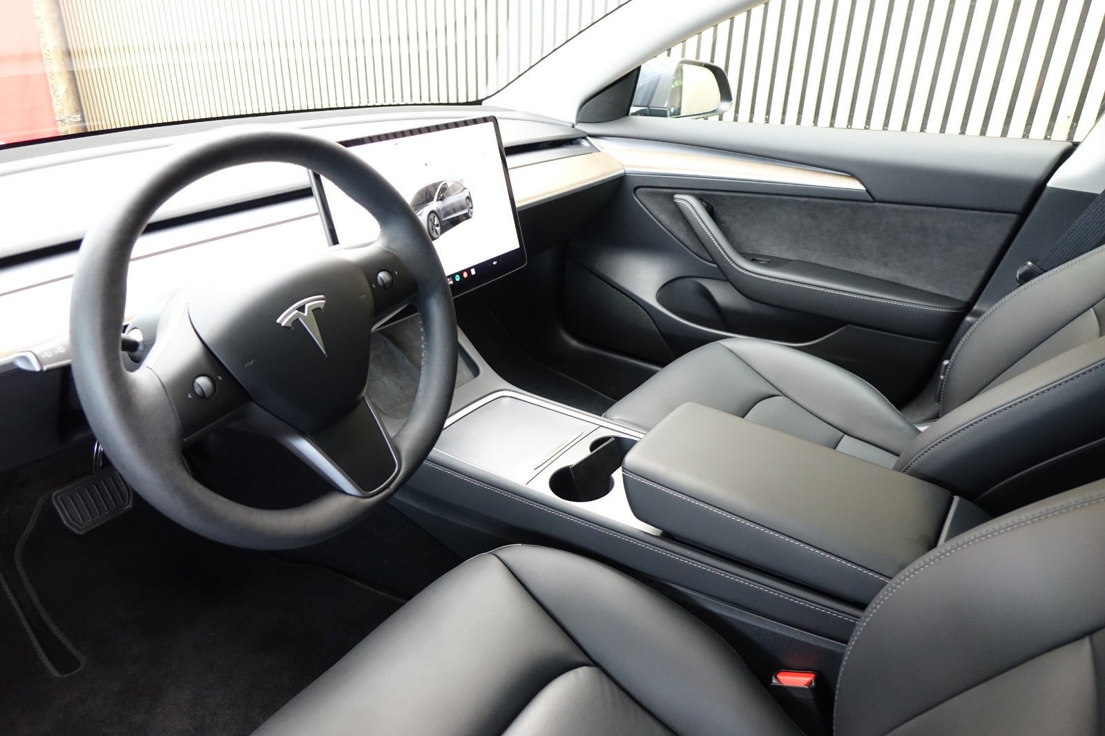 Grå Tesla Model 3 fra 2023
