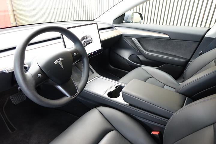Grå Tesla Model 3 fra 2023