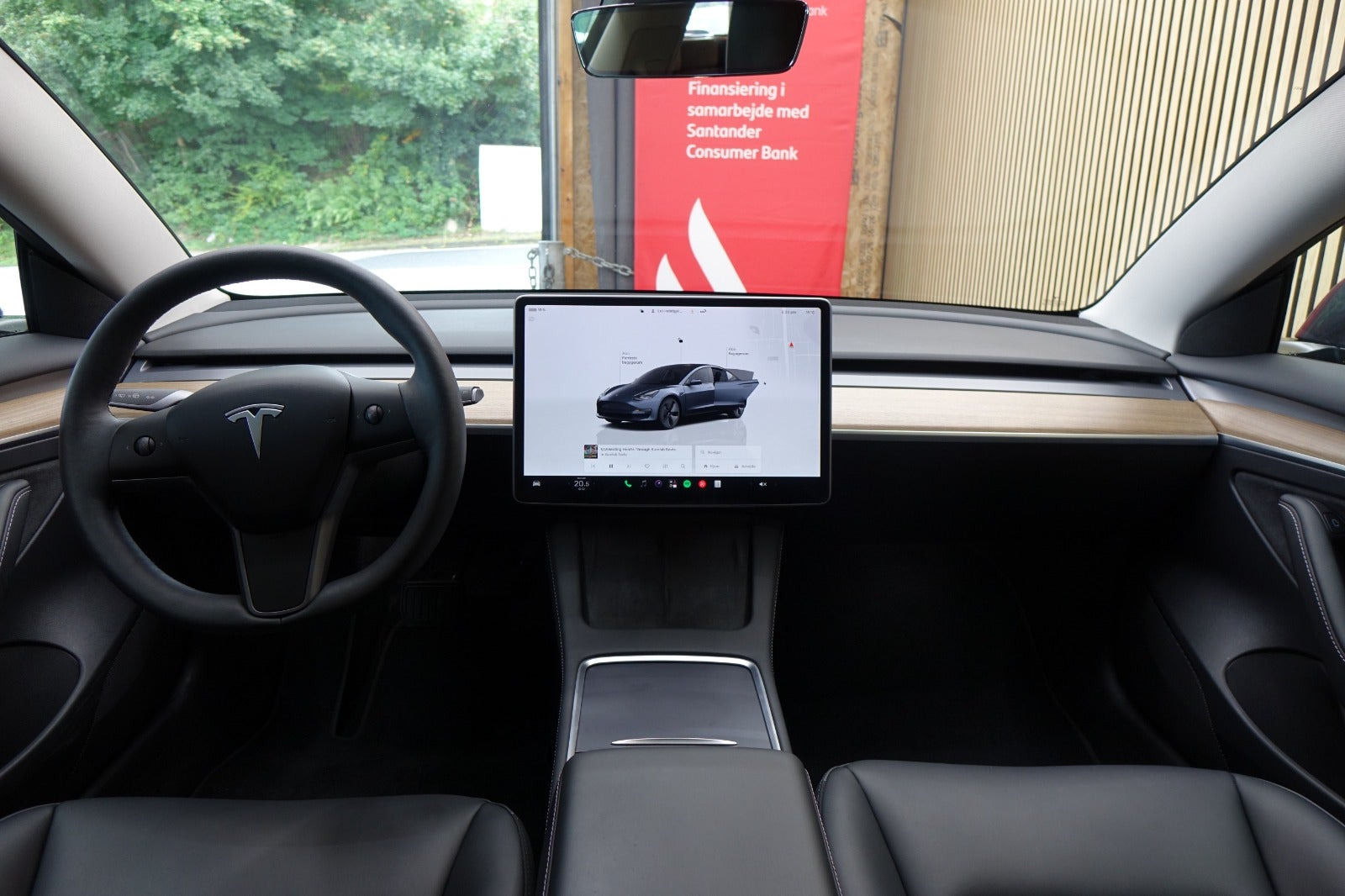 Grå Tesla Model 3 fra 2023