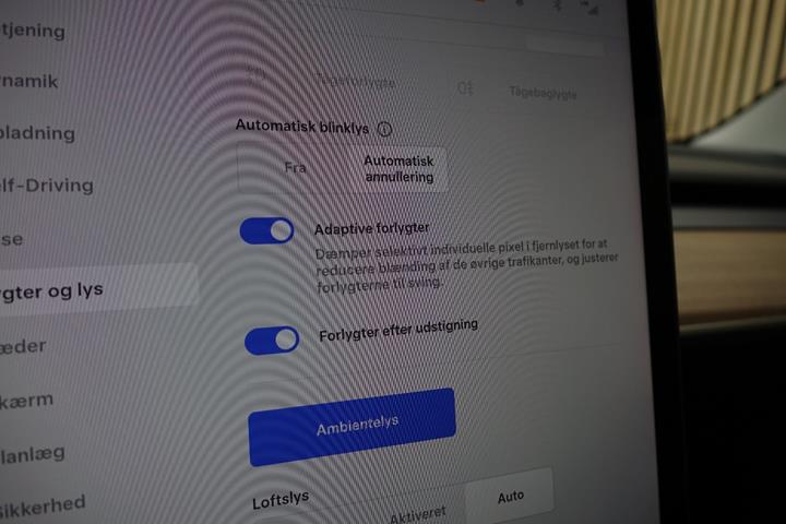 Grå Tesla Model 3 fra 2023