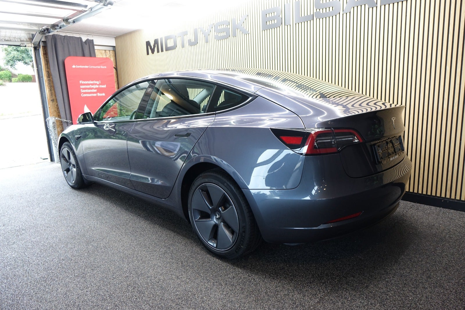 Grå Tesla Model 3 fra 2023