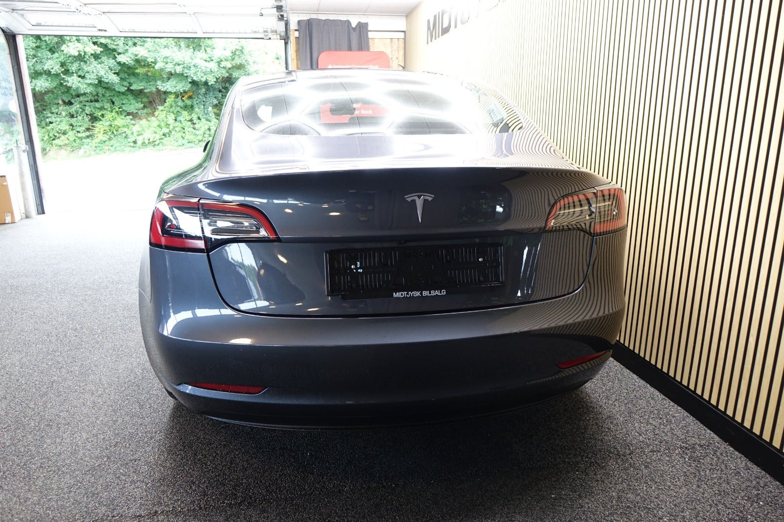 Grå Tesla Model 3 fra 2023
