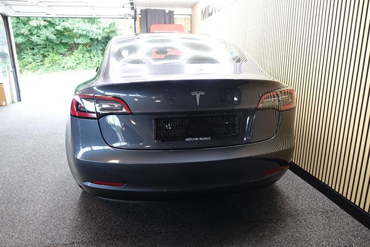 Grå Tesla Model 3 fra 2023