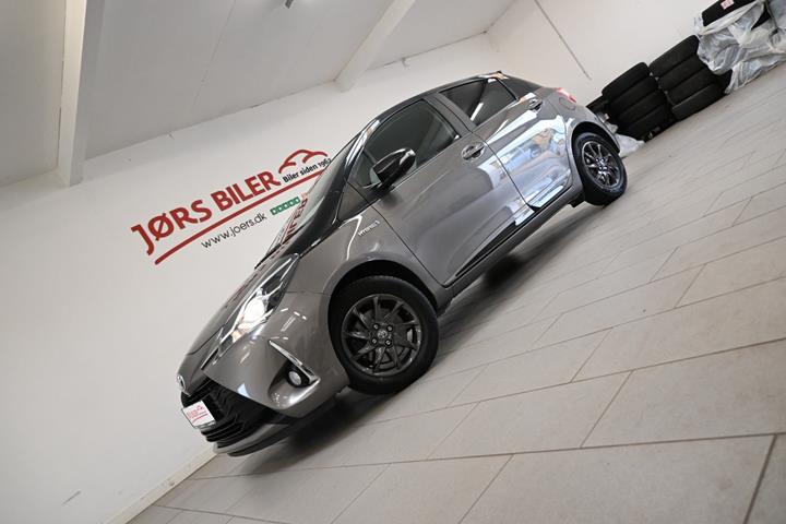 Beige Toyota Yaris fra 2020