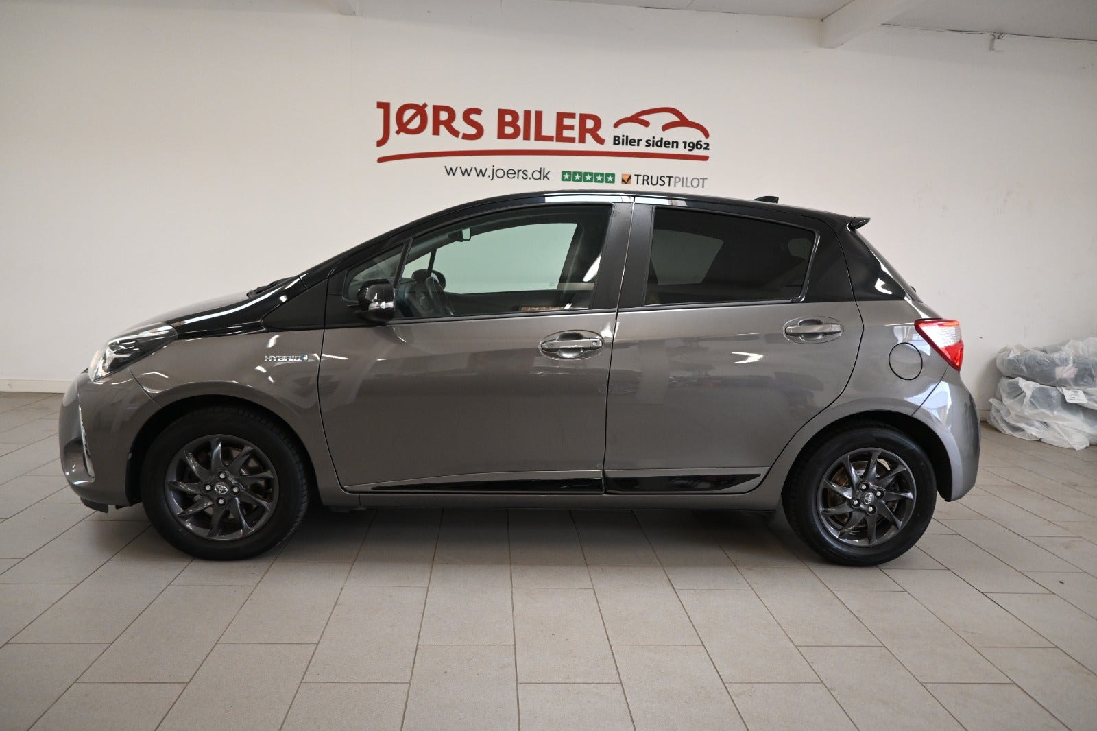 Beige Toyota Yaris fra 2020