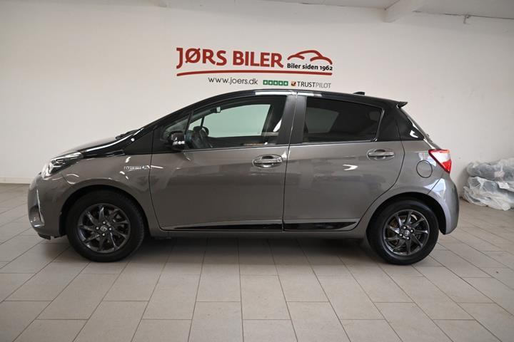 Beige Toyota Yaris fra 2020