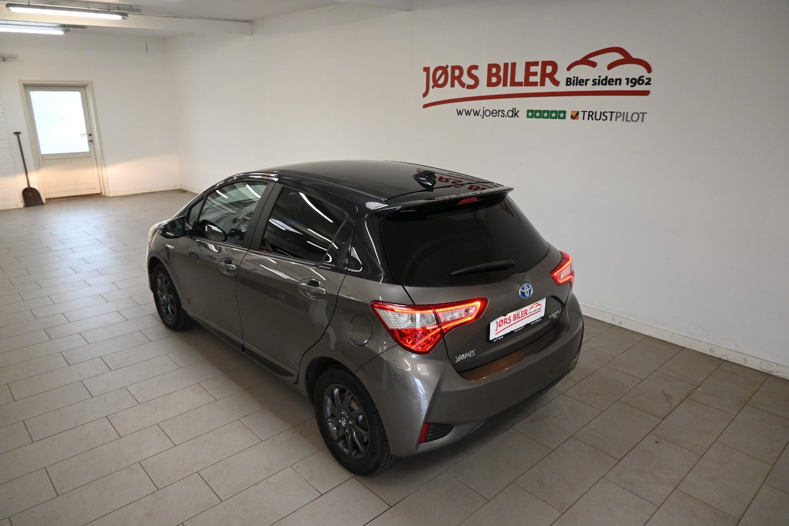 Beige Toyota Yaris fra 2020