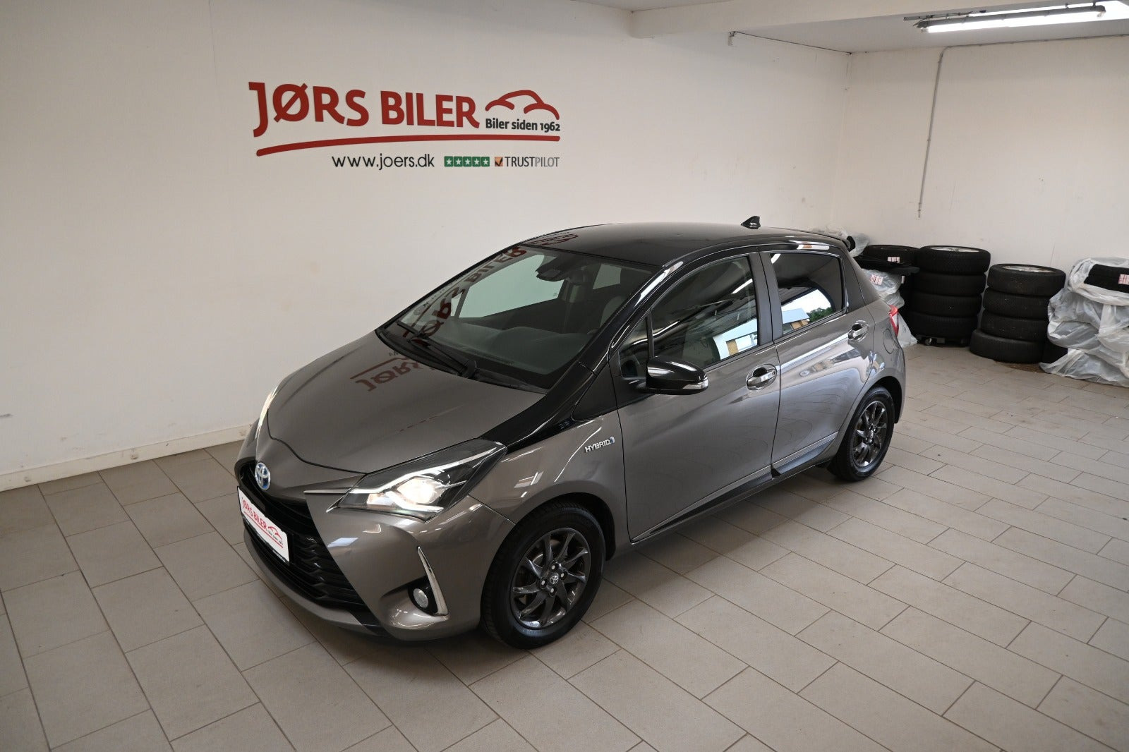 Beige Toyota Yaris fra 2020