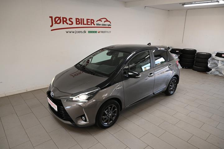 Beige Toyota Yaris fra 2020