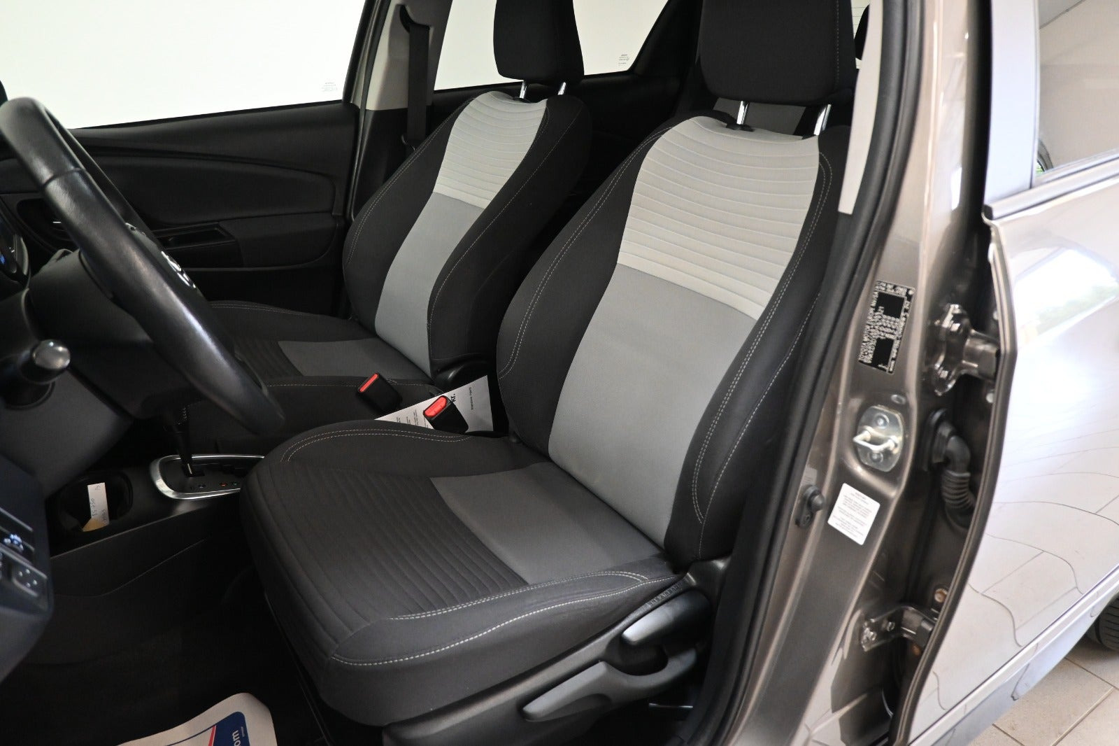 Beige Toyota Yaris fra 2020