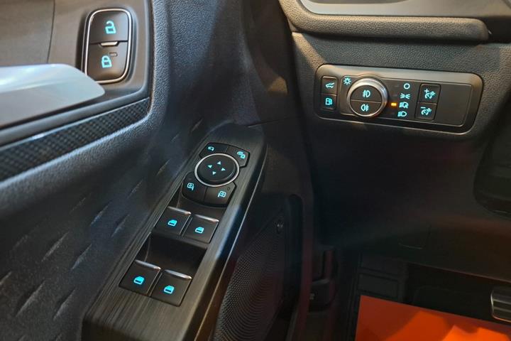 Sort Ford Kuga fra 2020