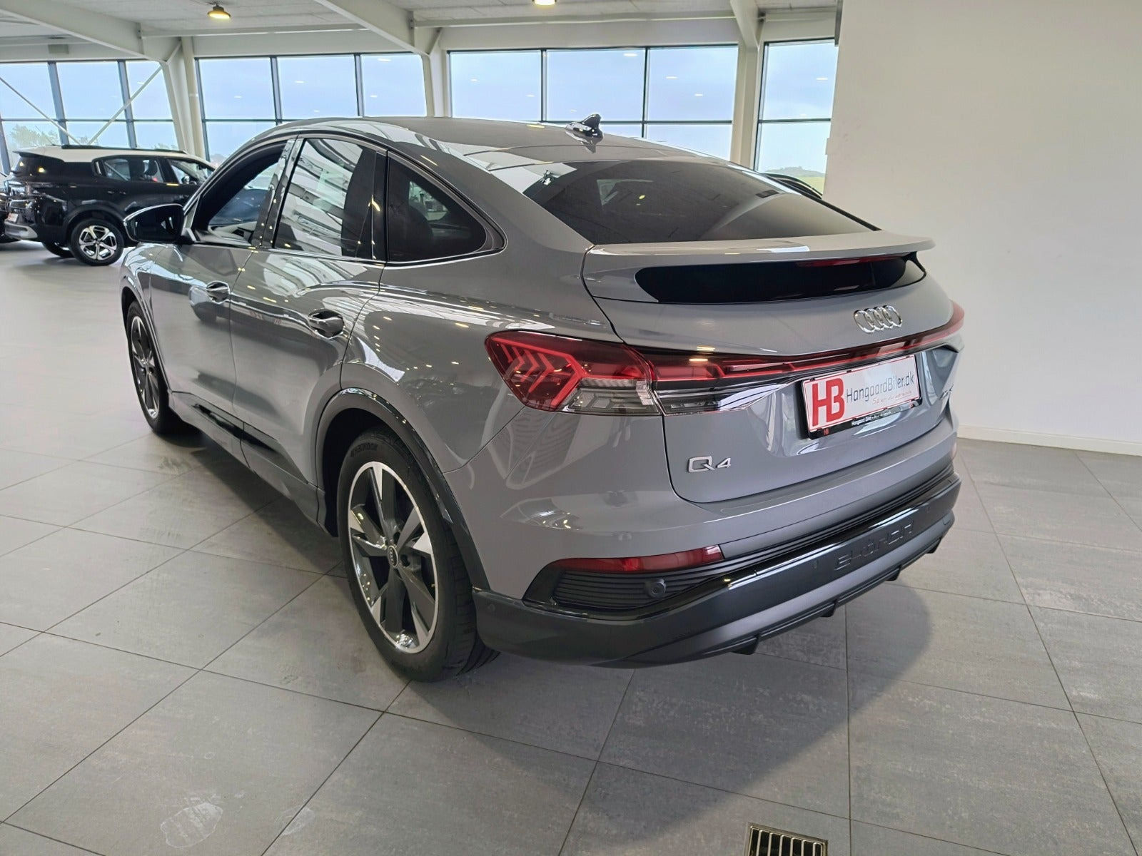 Grå Audi Q4 e-tron fra 2023