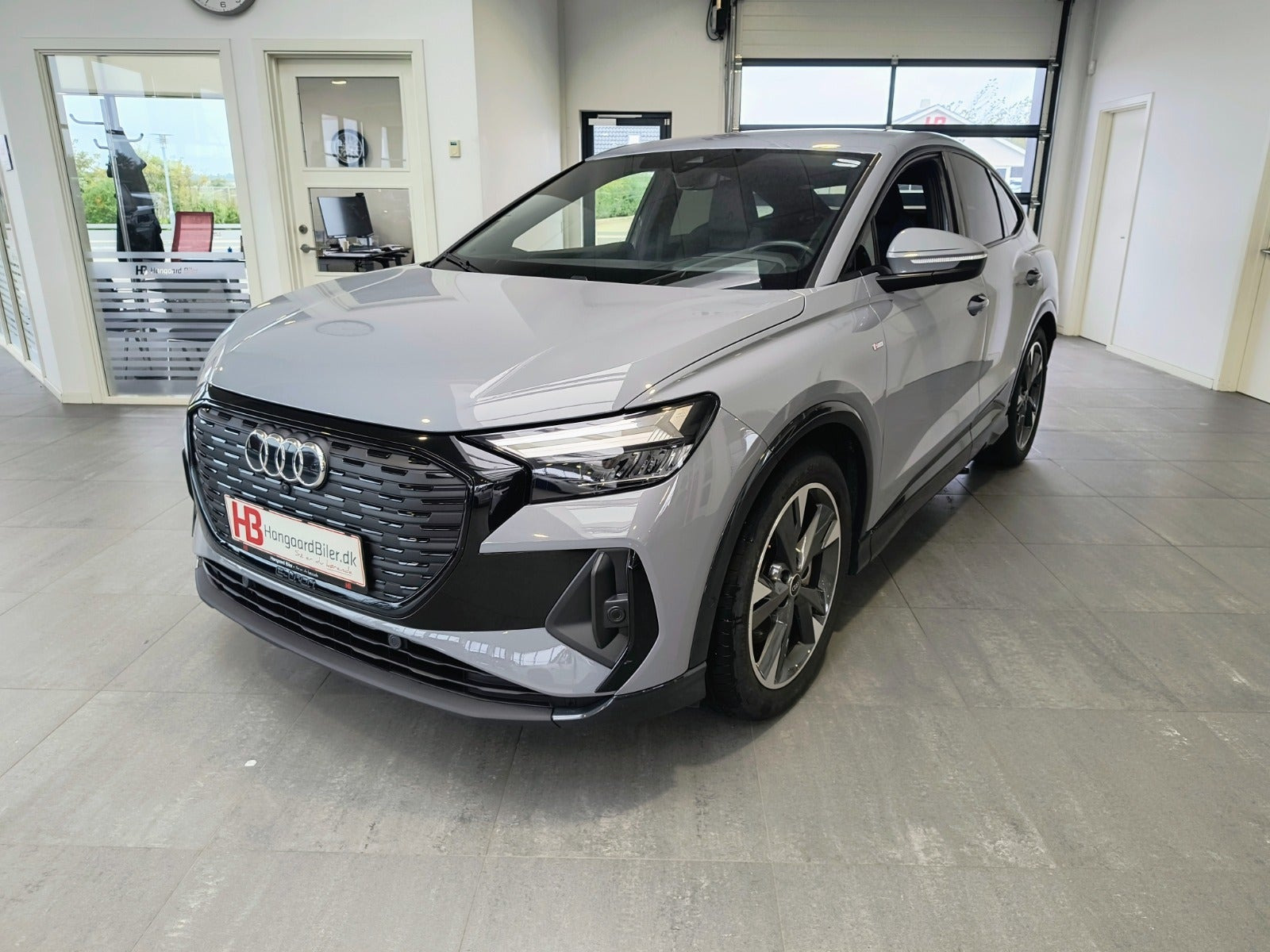 Grå Audi Q4 e-tron fra 2023