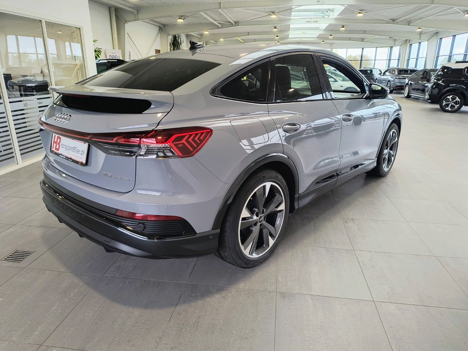 Grå Audi Q4 e-tron fra 2023