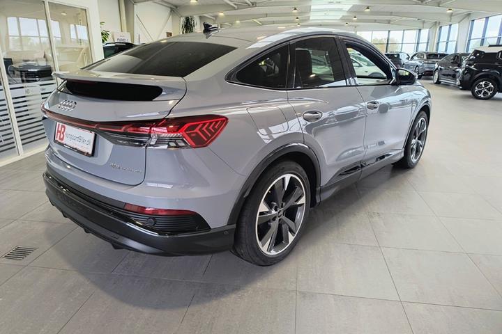 Grå Audi Q4 e-tron fra 2023