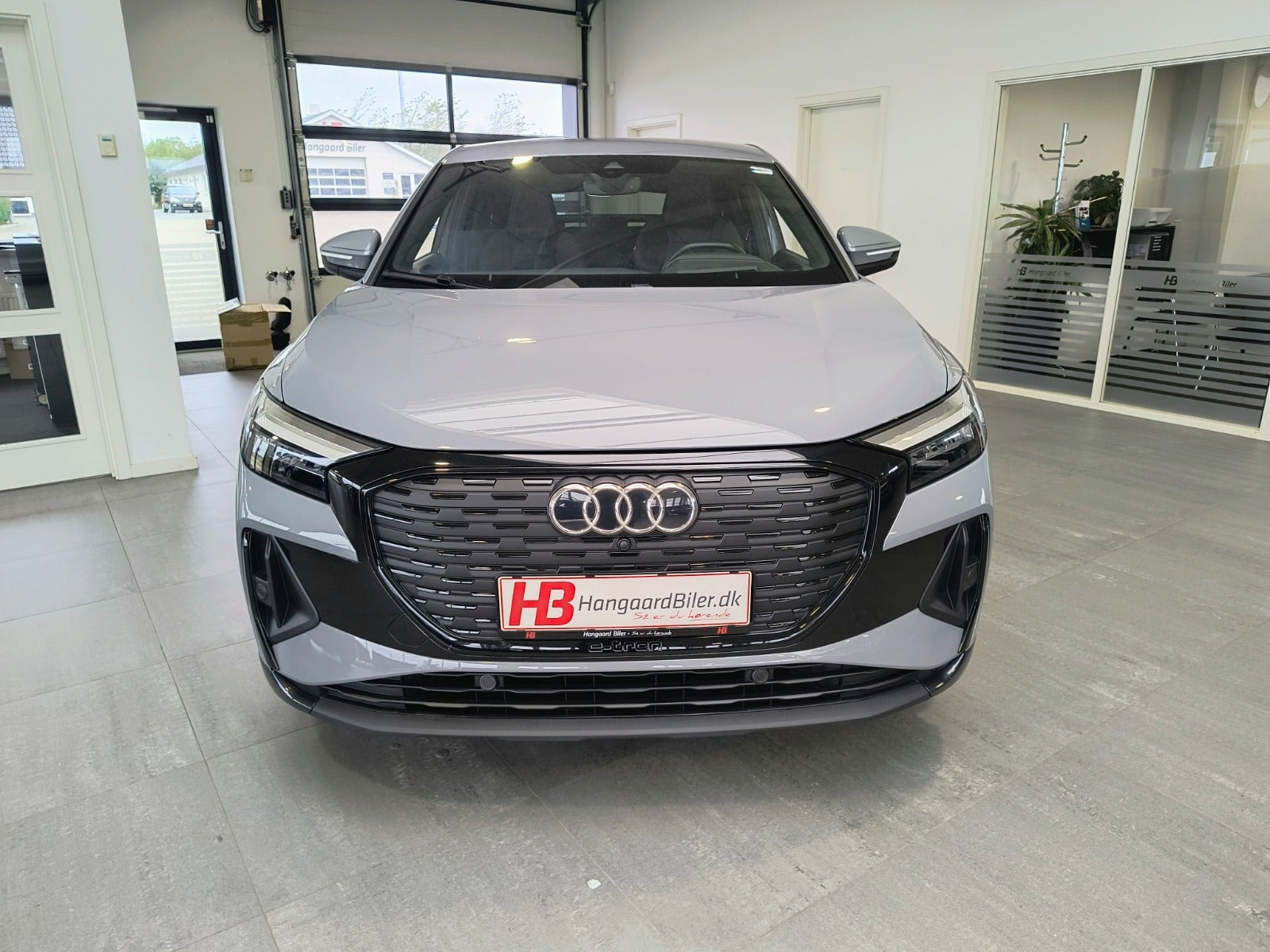 Grå Audi Q4 e-tron fra 2023