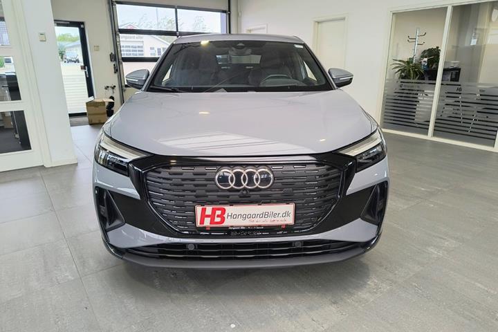 Grå Audi Q4 e-tron fra 2023