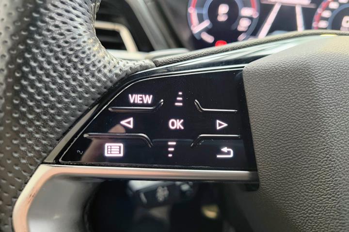 Grå Audi Q4 e-tron fra 2023