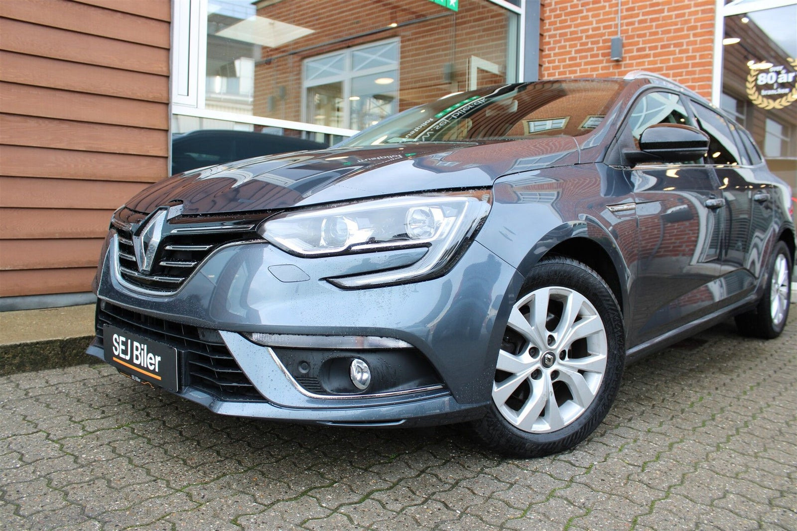 Grå Renault Megane IV fra 2019