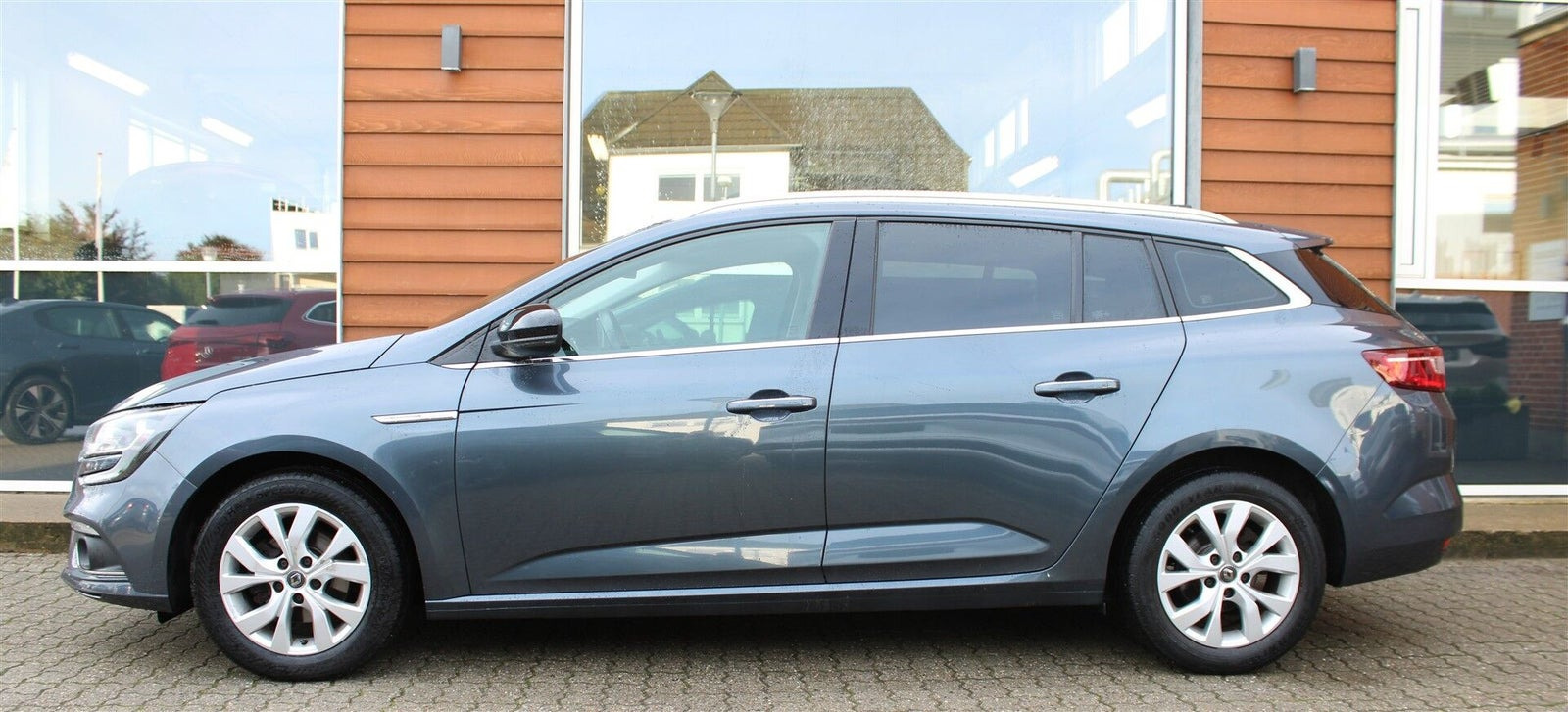 Grå Renault Megane IV fra 2019