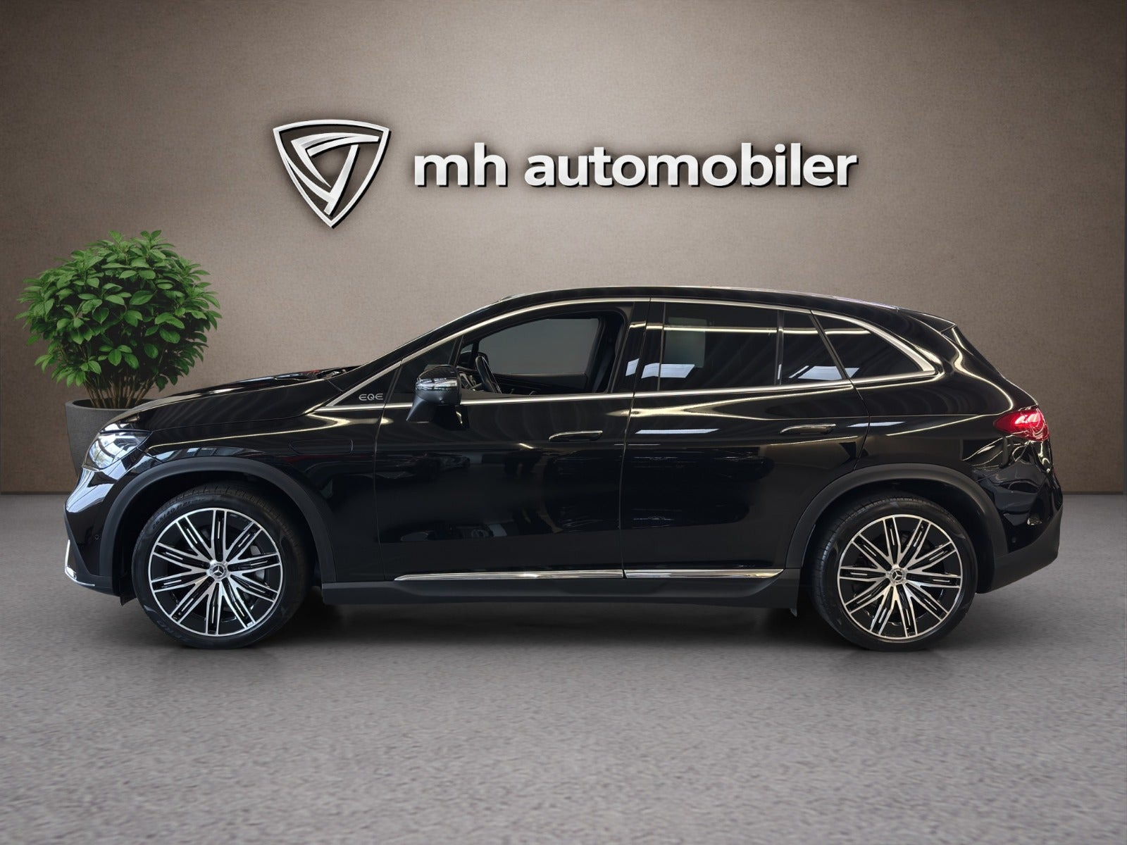 Sort Mercedes EQE350 SUV fra 2024