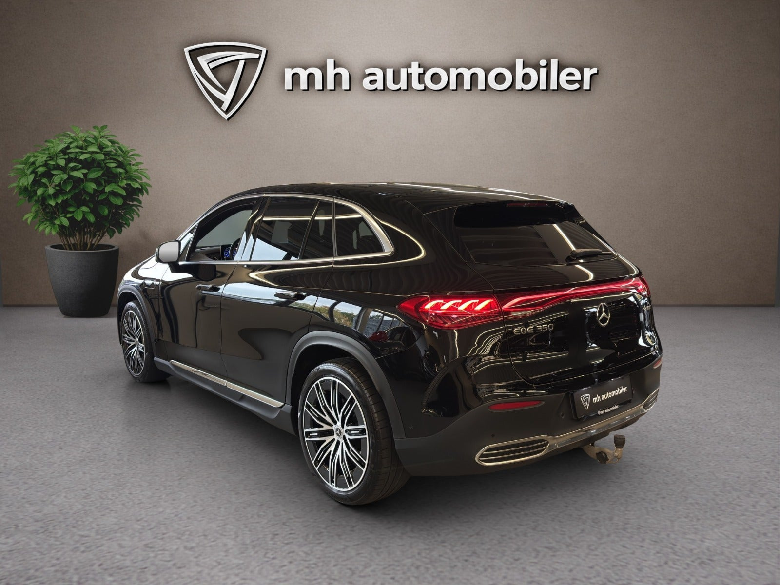 Sort Mercedes EQE350 SUV fra 2024