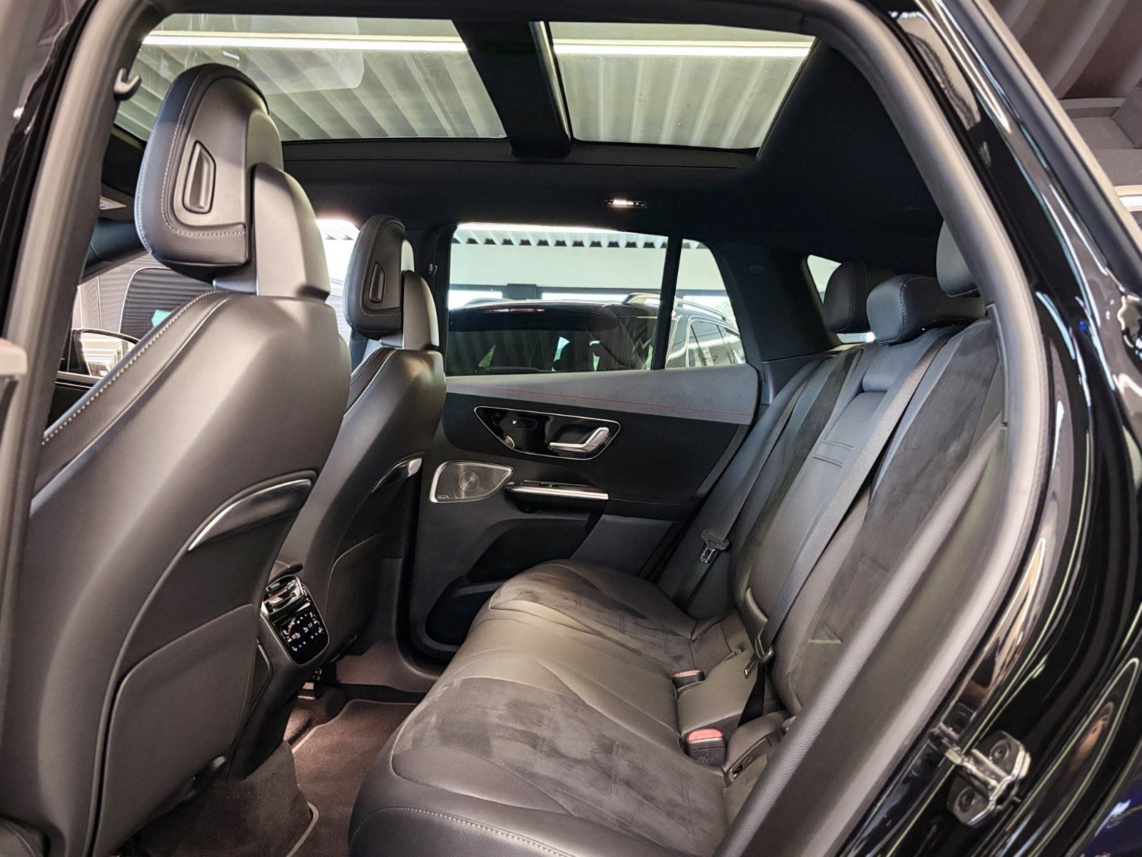 Sort Mercedes EQE350 SUV fra 2024