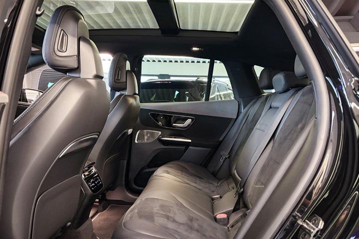 Sort Mercedes EQE350 SUV fra 2024