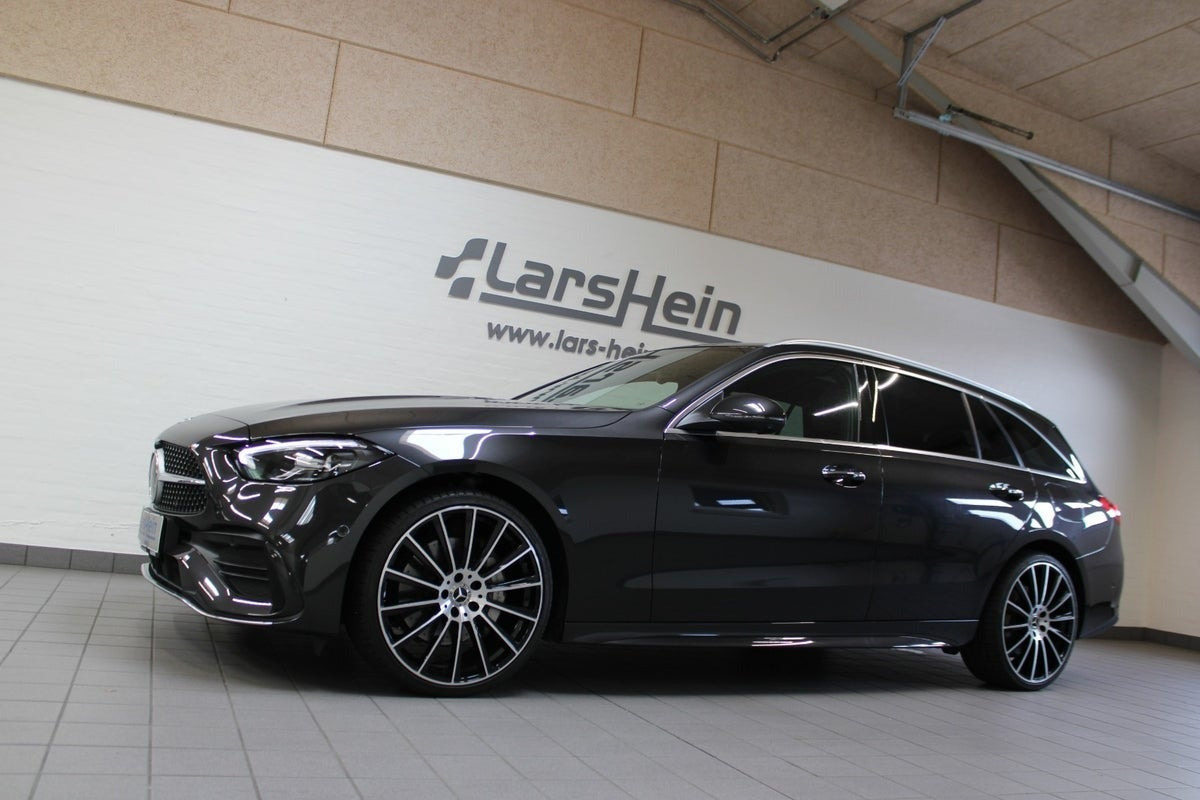 Grå Mercedes C300 e fra 2023