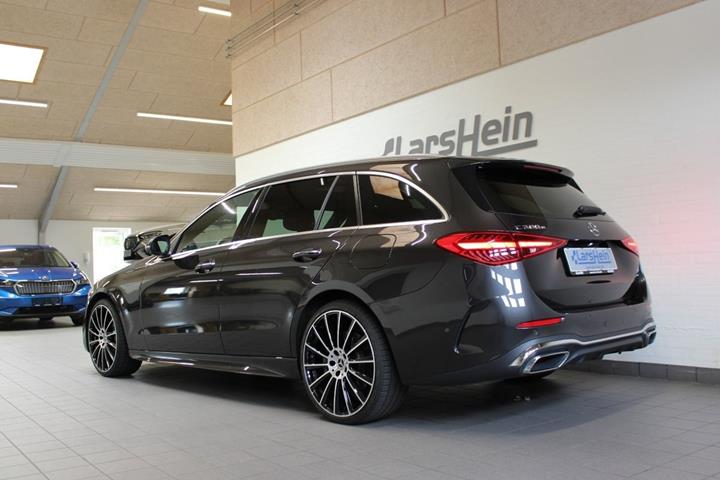 Grå Mercedes C300 e fra 2023