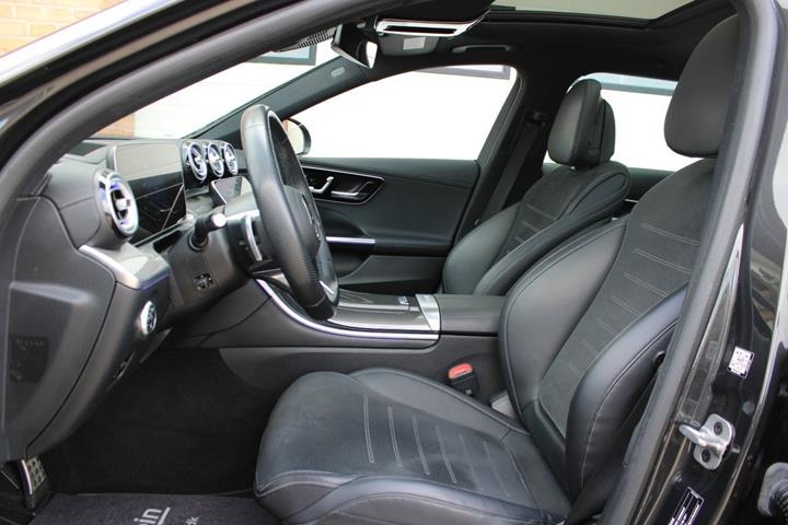 Grå Mercedes C300 e fra 2023