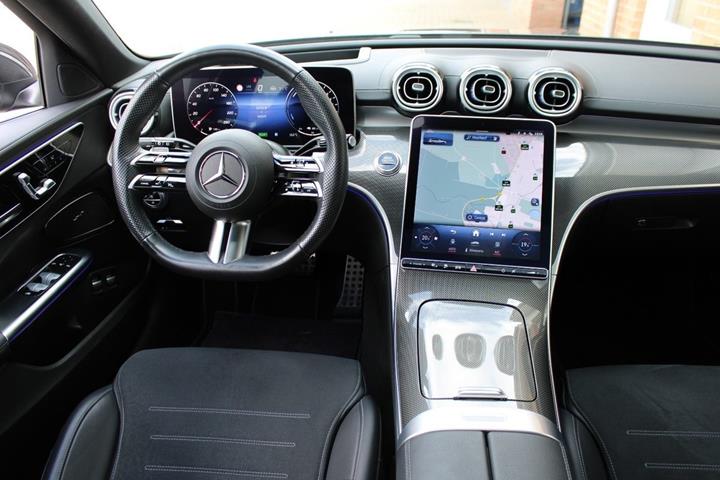 Grå Mercedes C300 e fra 2023