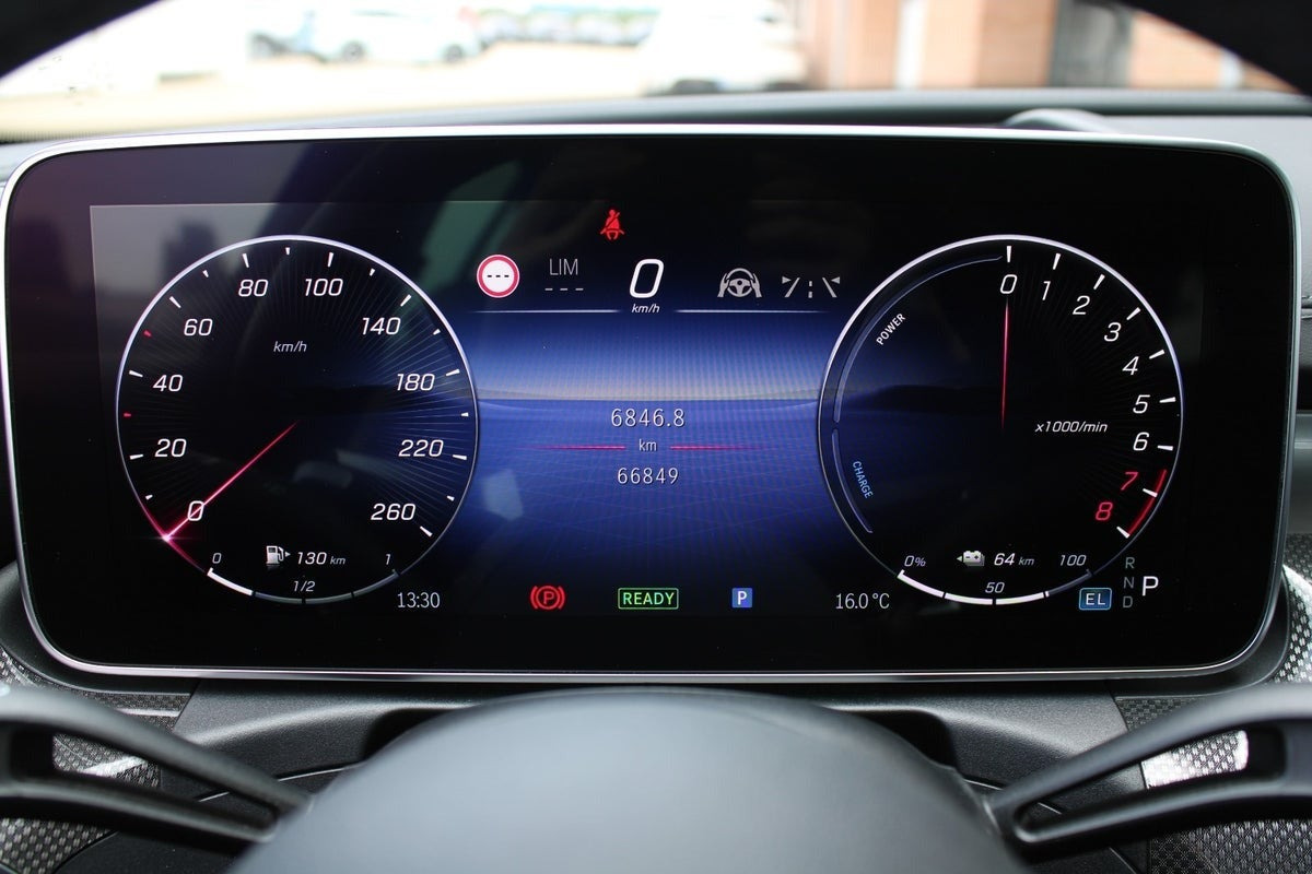 Grå Mercedes C300 e fra 2023
