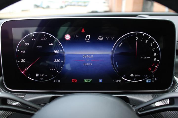 Grå Mercedes C300 e fra 2023