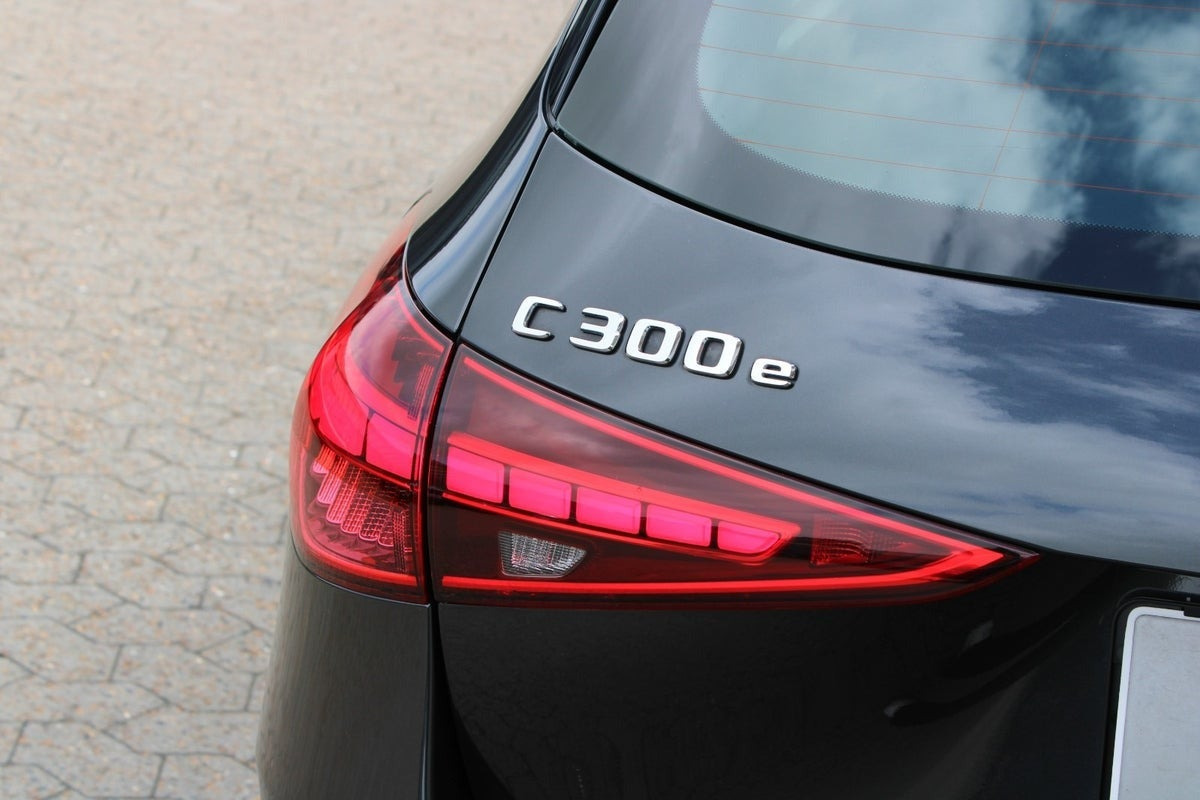 Grå Mercedes C300 e fra 2023