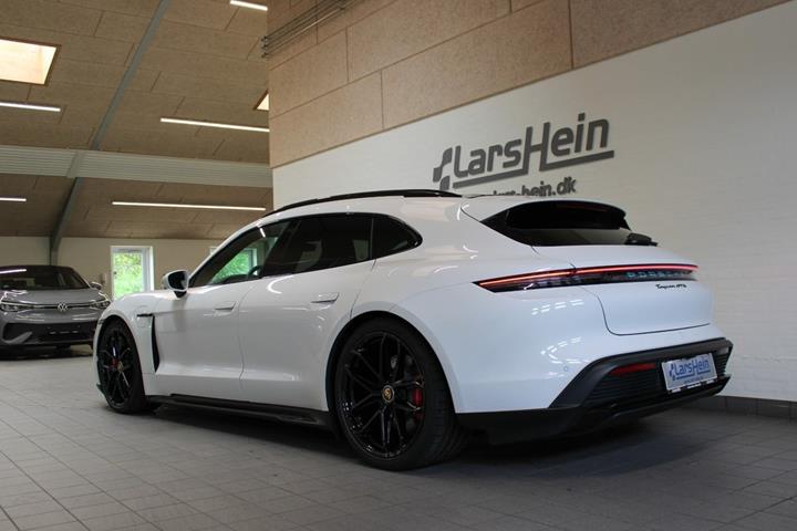 Hvid Porsche Taycan GTS fra 2023