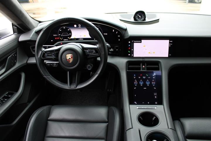Hvid Porsche Taycan GTS fra 2023