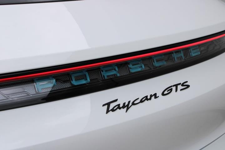 Hvid Porsche Taycan GTS fra 2023