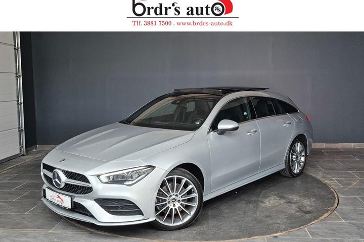Sølv Mercedes CLA250 e fra 2022 set udefra