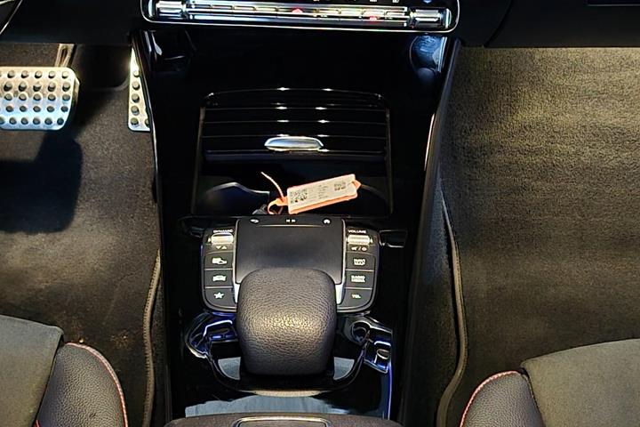 Sølv Mercedes CLA250 e fra 2022