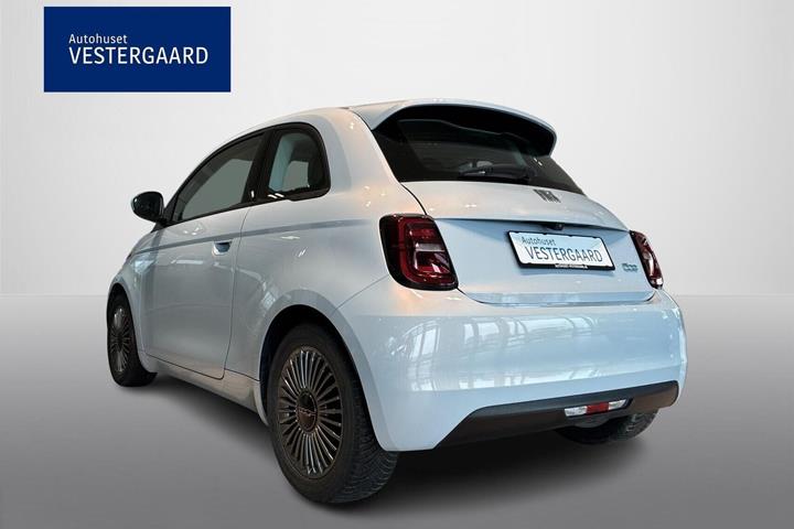 Blå Fiat 500e fra 2022