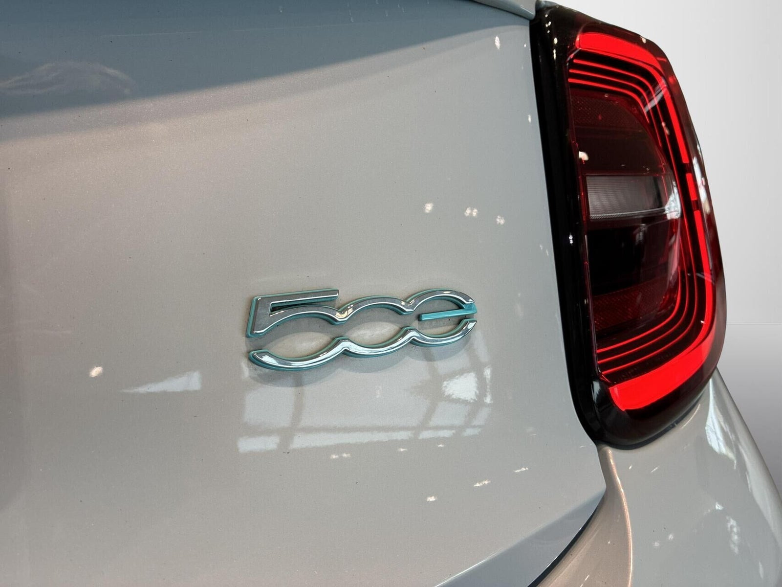 Blå Fiat 500e fra 2022