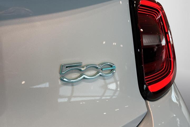 Blå Fiat 500e fra 2022