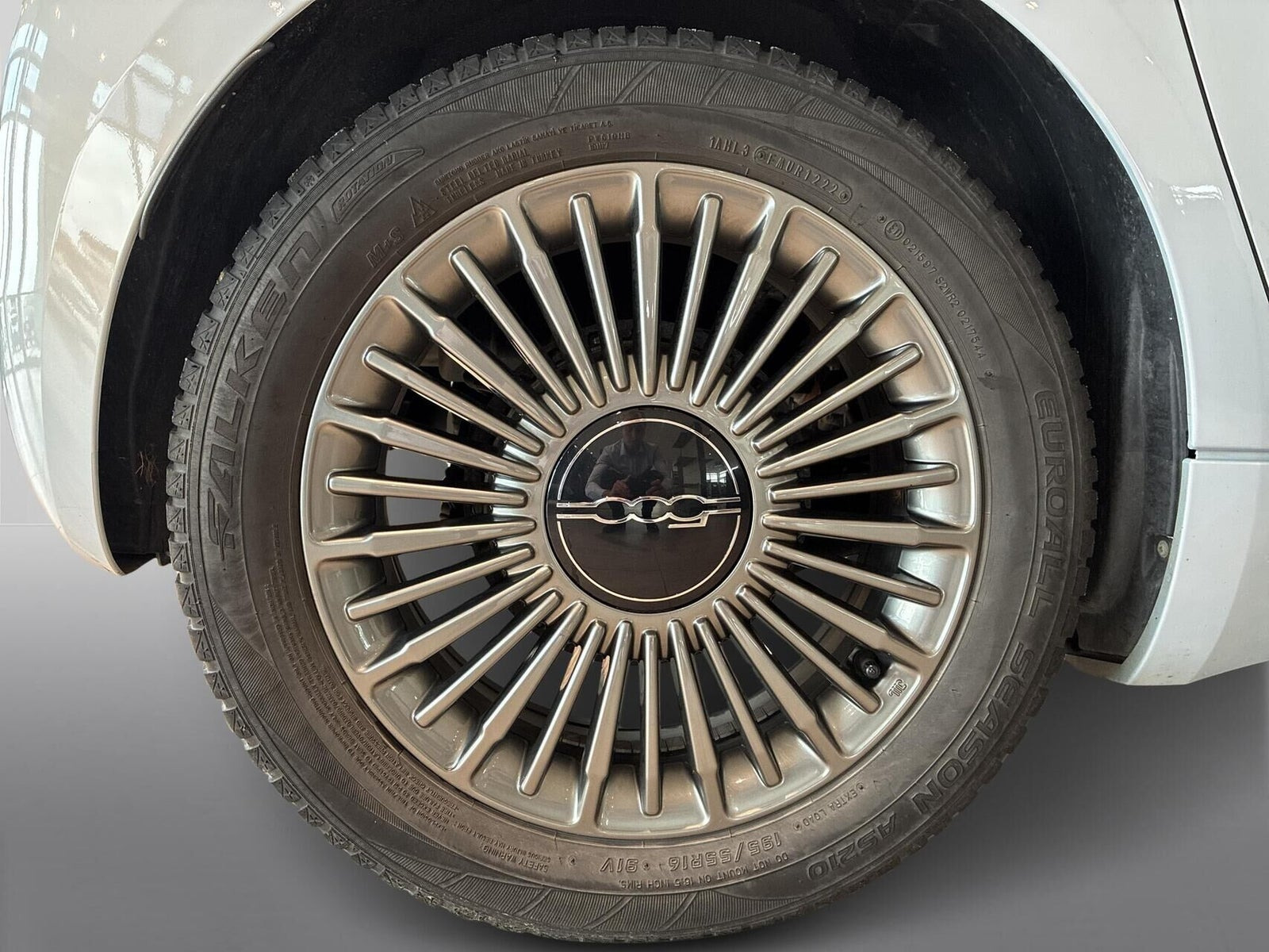 Blå Fiat 500e fra 2022