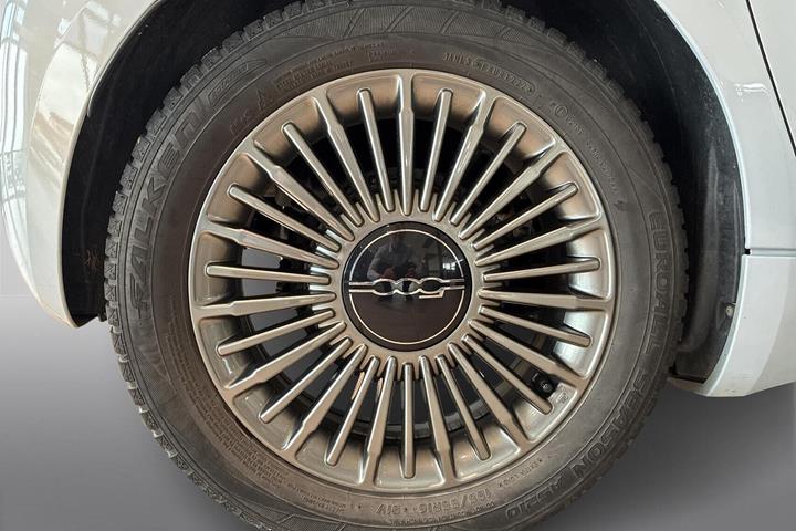 Blå Fiat 500e fra 2022