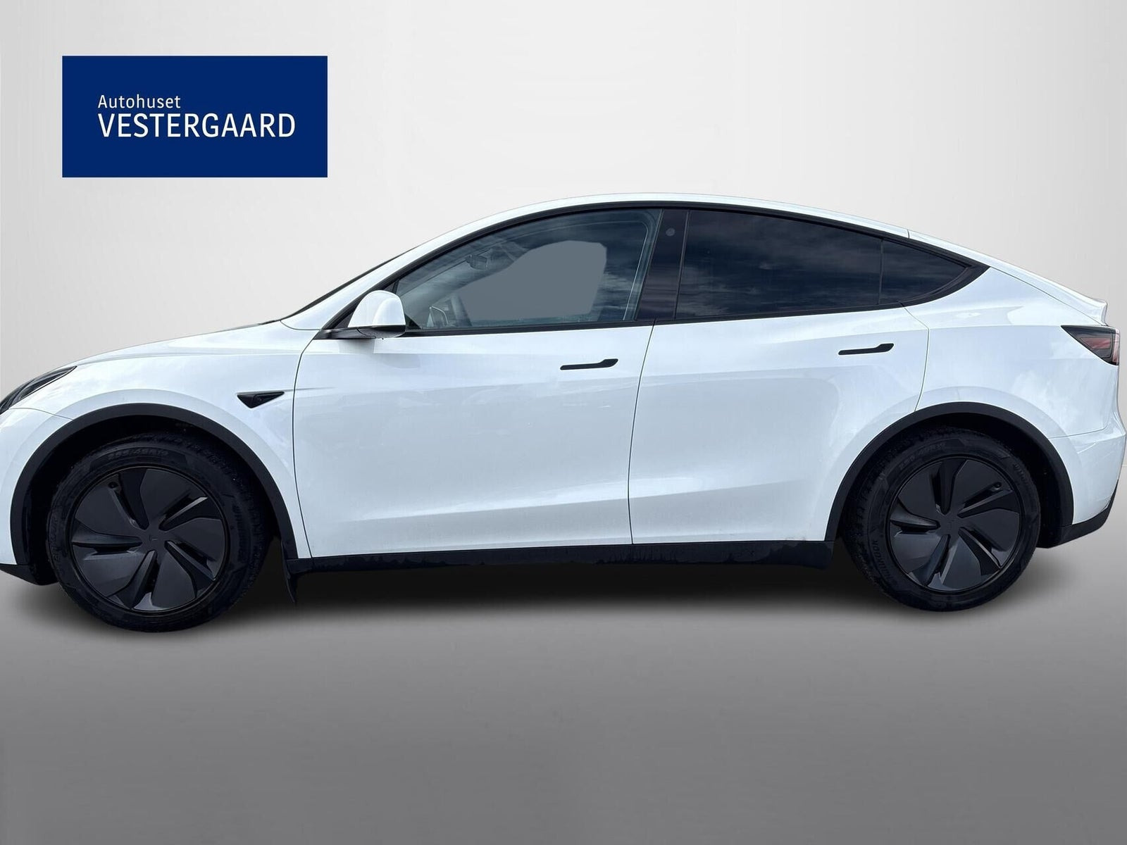 Hvid Tesla Model Y fra 2023